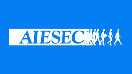 Logo AIESEC z białym prostokątem i sylwetkami ludzi. Kontekst: organizacja studencka.
