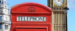 Czerwona budka telefoniczna i Big Ben na tle błękitnego nieba. Londyn.