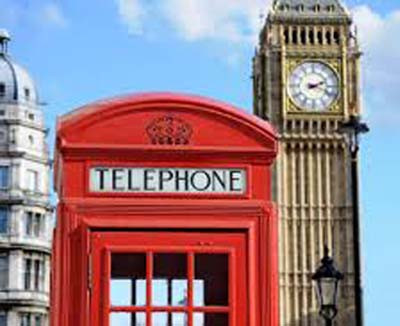Czerwona budka telefoniczna i Big Ben na tle błękitnego nieba. Londyn.