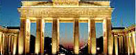 Brama Brandenburska w Berlinie nocą, oświetlona. Kluczowy obiekt: Brama Brandenburska. Kontekst: Berlin, Niemcy.