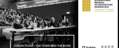 Konferencja "Connections - The Town and The River" podczas Biennale Architektury Kraków 2019. Uczestnicy siedzą przy stołach.