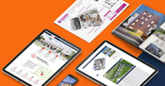 Na pomarańczowym tle leżą tablet, smartfon i broszury z wizualizacjami nieruchomości. Widoczne są plany mieszkań i budynków.
