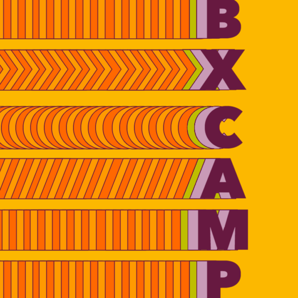 Litery B, X, C, A, M, P na tle z pomarańczowymi pasami.