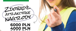 Kobieta w kasku i kamizelce odblaskowej zaprasza do konkursu z nagrodami. Kluczowe obiekty: kask, kamizelka, tekst.