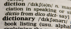 Strona słownika z hasłem "dictionary" i jego definicją. Kluczowe obiekty: słowo "dictionary", definicja, fonetyczny zapis.
