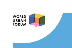 Logo World Urban Forum. Kolorowy sześcian z dymkiem. Kontekst: wydarzenie dotyczące miast.