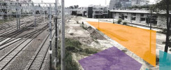 Torowisko kolejowe, latarnia, budynek, kolorowe kształty. Teren kolejowy z elementami architektonicznymi i geometrycznymi.