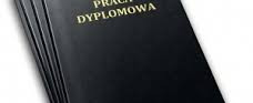 Czarna okładka pracy dyplomowej z napisem "PRACA DYPLOMOWA" w kolorze złotym. Stos prac dyplomowych.