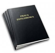 Czarna okładka pracy dyplomowej z napisem "PRACA DYPLOMOWA" w kolorze złotym. Stos prac dyplomowych.