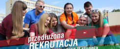 Grupa młodych ludzi patrzy na laptopa. Tekst: "przedłużona REKRUTACJA na studia stacjonarne II stopnia".