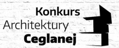 Logo "Konkurs Architektury Ceglanej" na białej ceglanej ścianie. Kluczowe obiekty: tekst, czarny symbol architektoniczny.