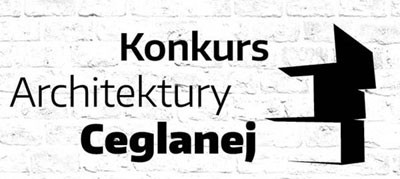 Logo "Konkurs Architektury Ceglanej" na białej ceglanej ścianie. Kluczowe obiekty: tekst, czarny symbol architektoniczny.